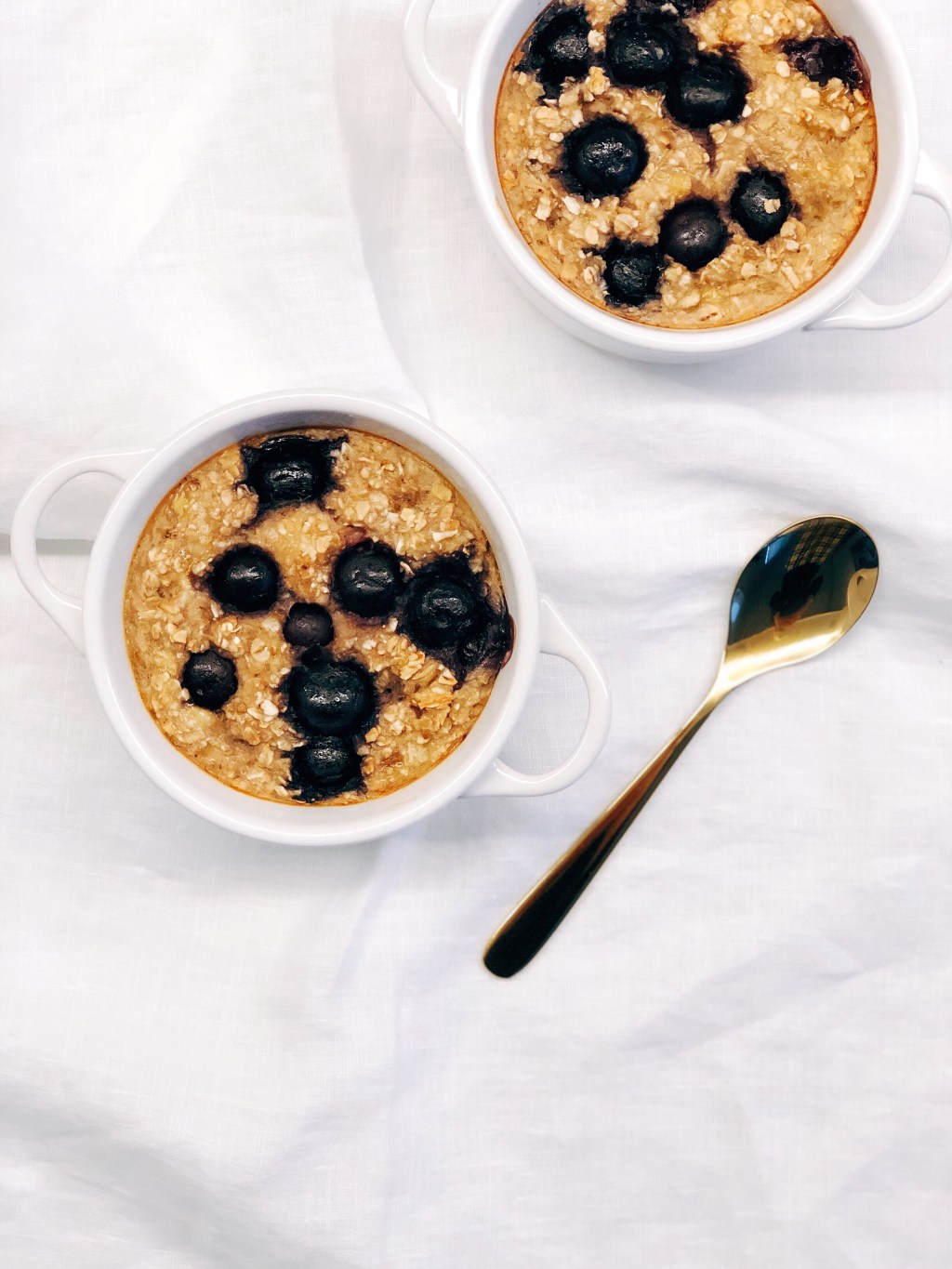 Gebakken havermout met amandelmelk en blauwe&nbsp;bessen