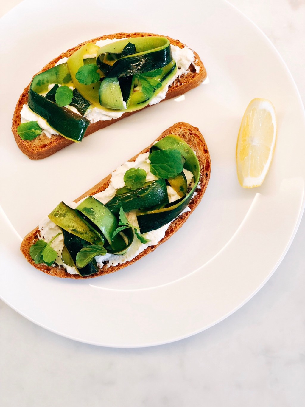 Boterhammen met ricotta en tagliatelle van&nbsp;courgette