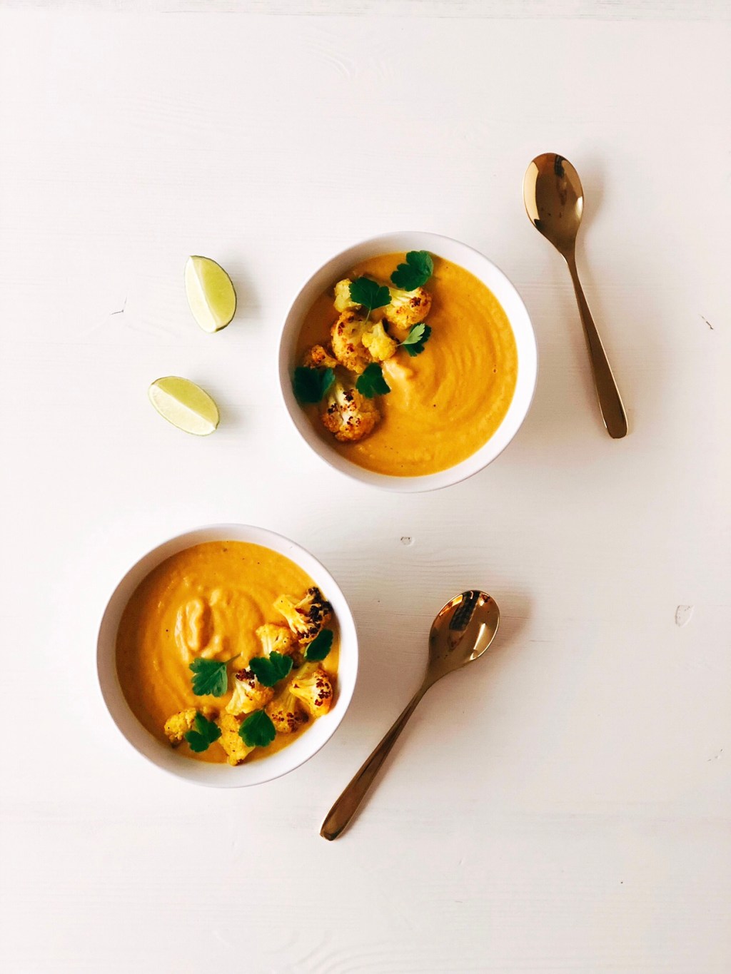Soepje met geroosterde bloemkool en&nbsp;kurkuma