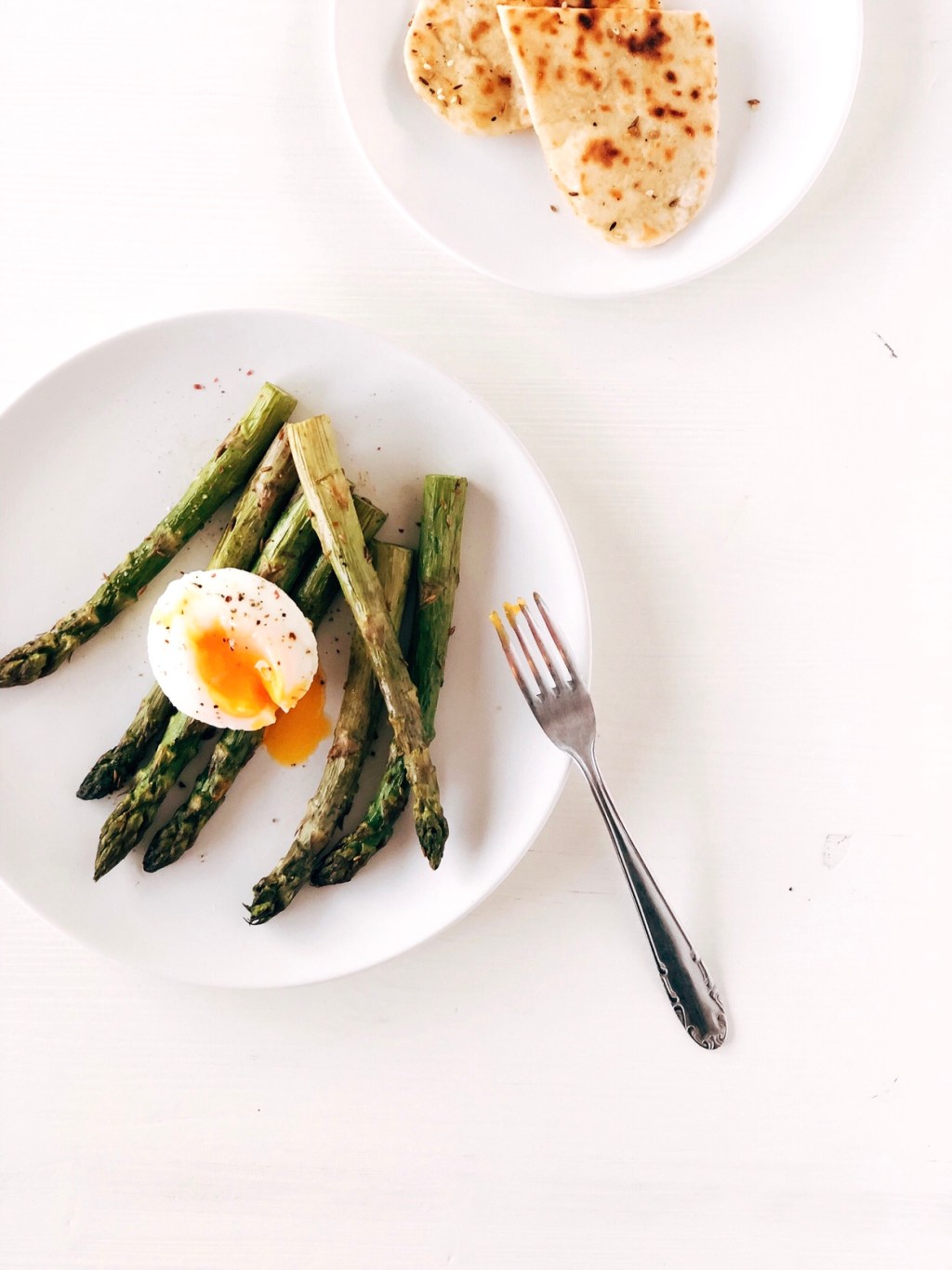 Gegrilde asperges met komijn, gepocheerd ei en&nbsp;naanbrood