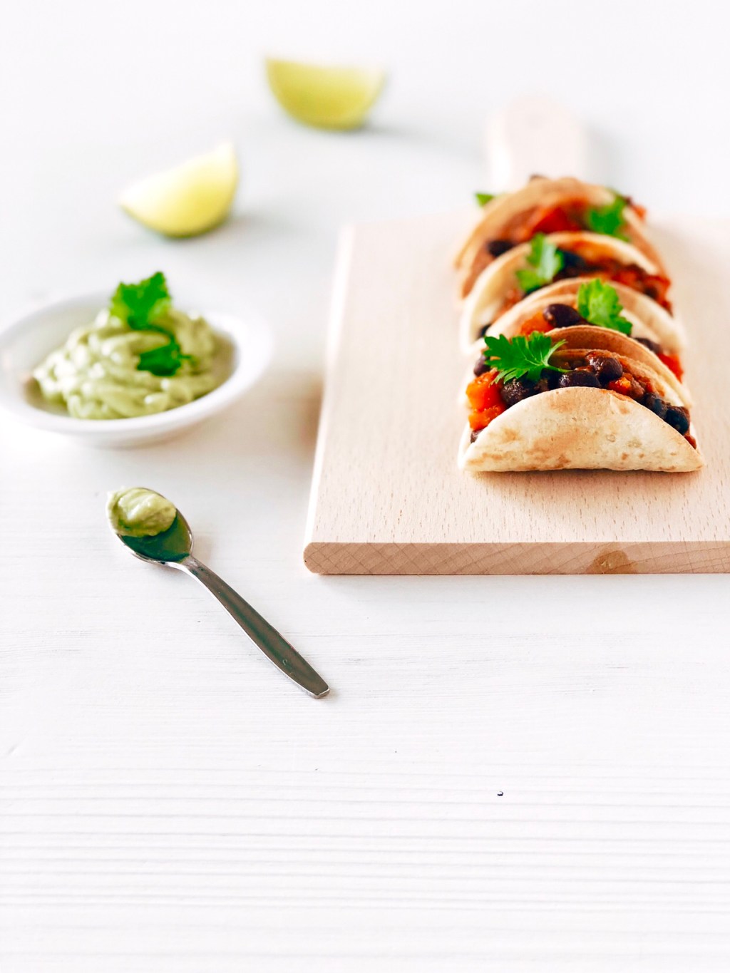 Mini taco’s met vegetarische chili &&nbsp;advocado-crème