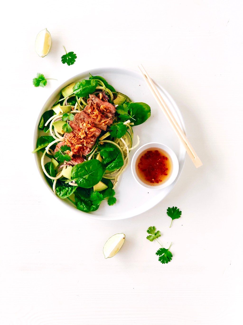 Thai beef salade met courgette-noedels