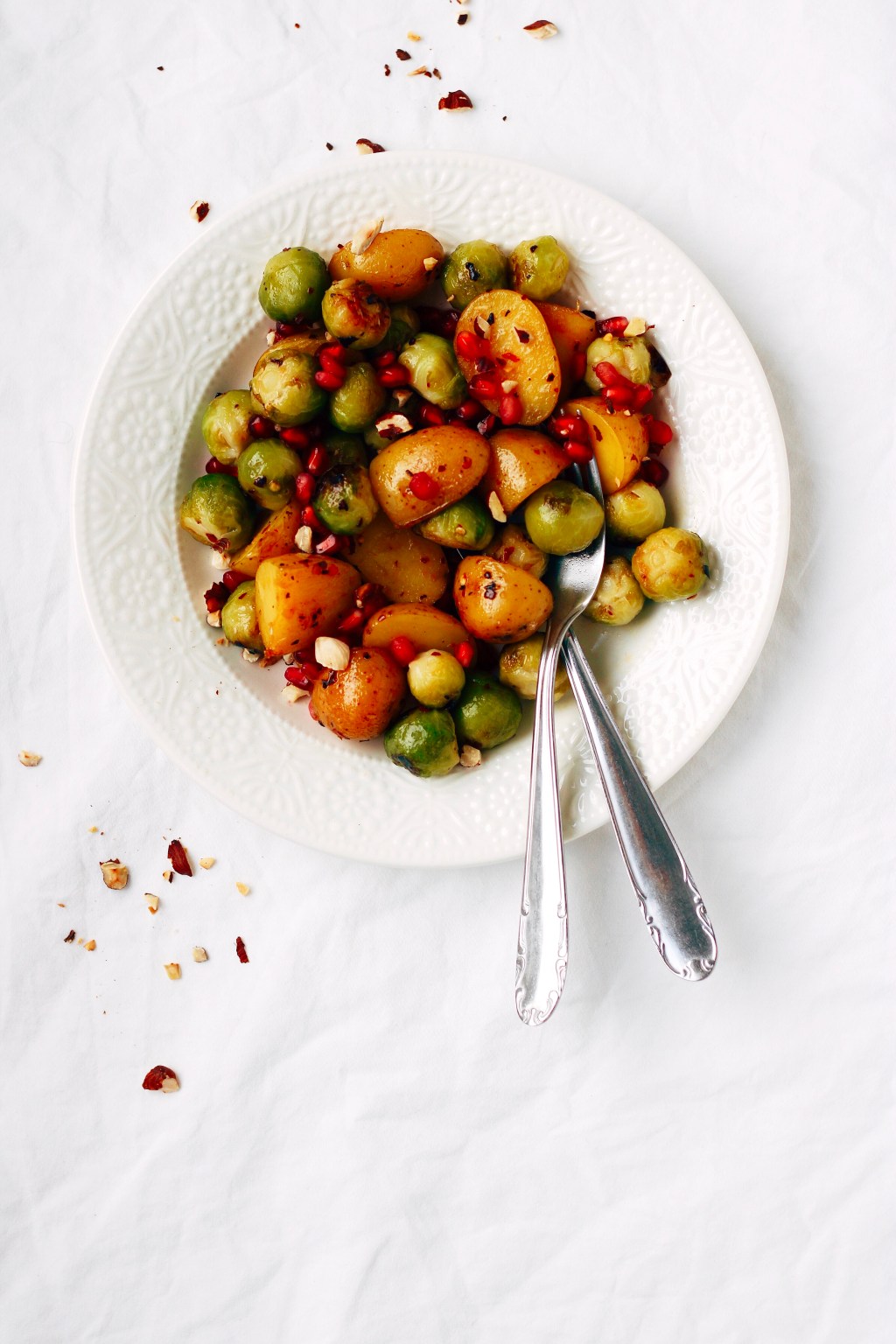 Winterse salade met krieltjes, spruitjes & granaatappel-pitjes