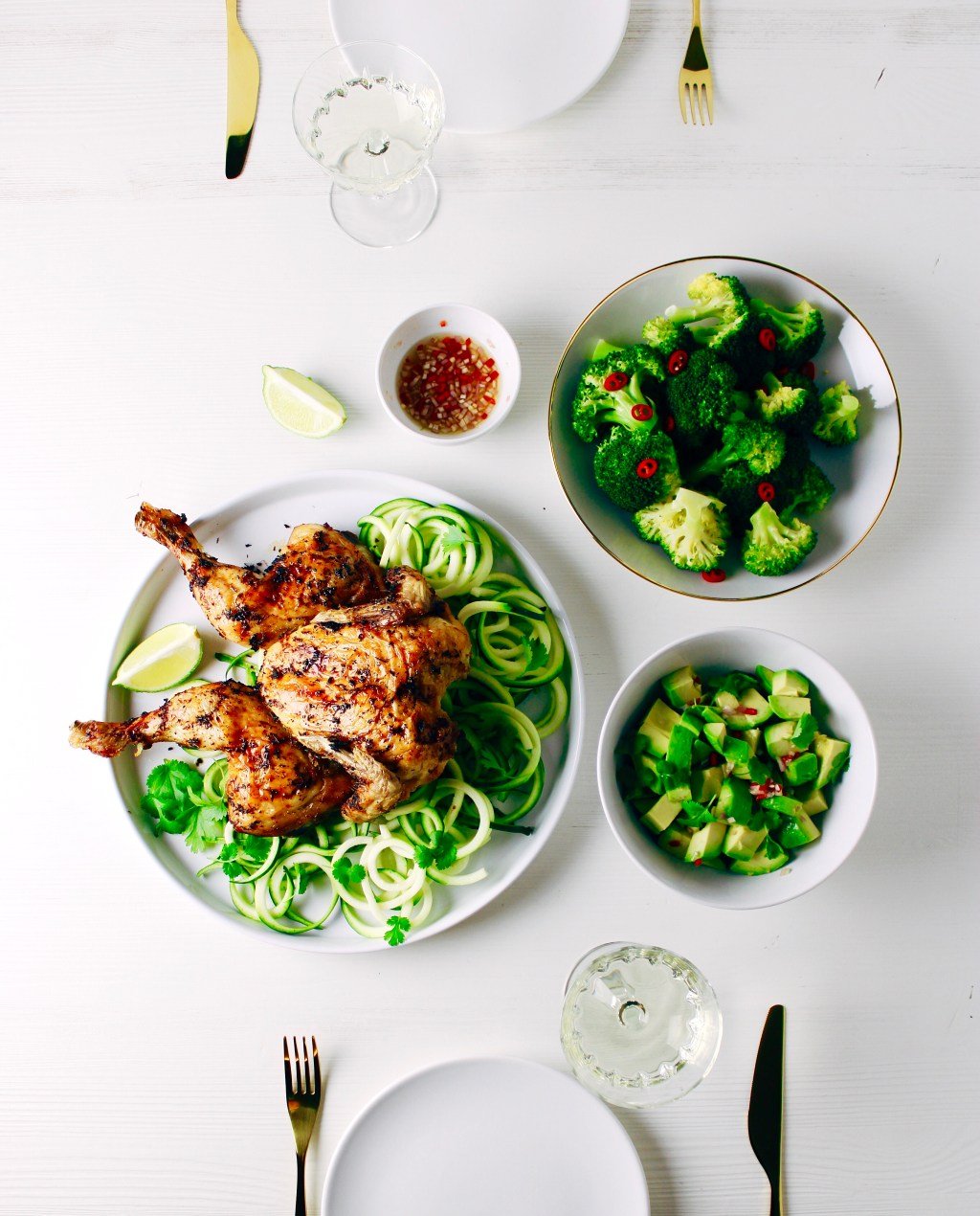 Thaise kip met courgette-noedels, pittige broccoli & avocado&nbsp;salade