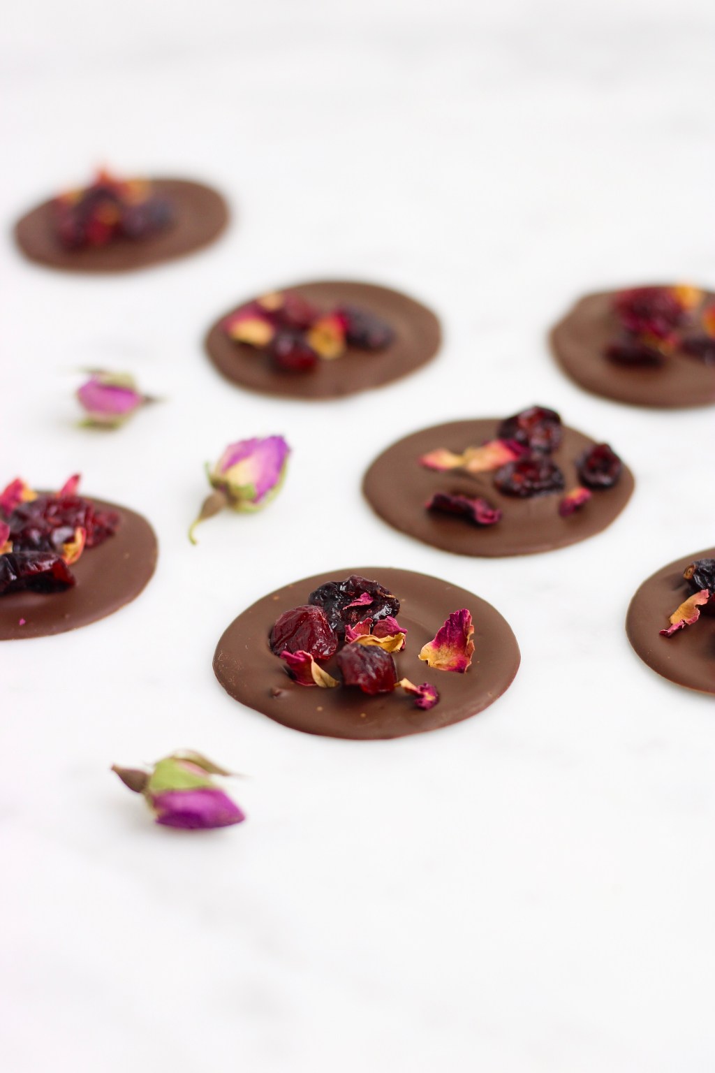 Chocolade schijfjes met rozenblaadjes en&nbsp;veenbessen