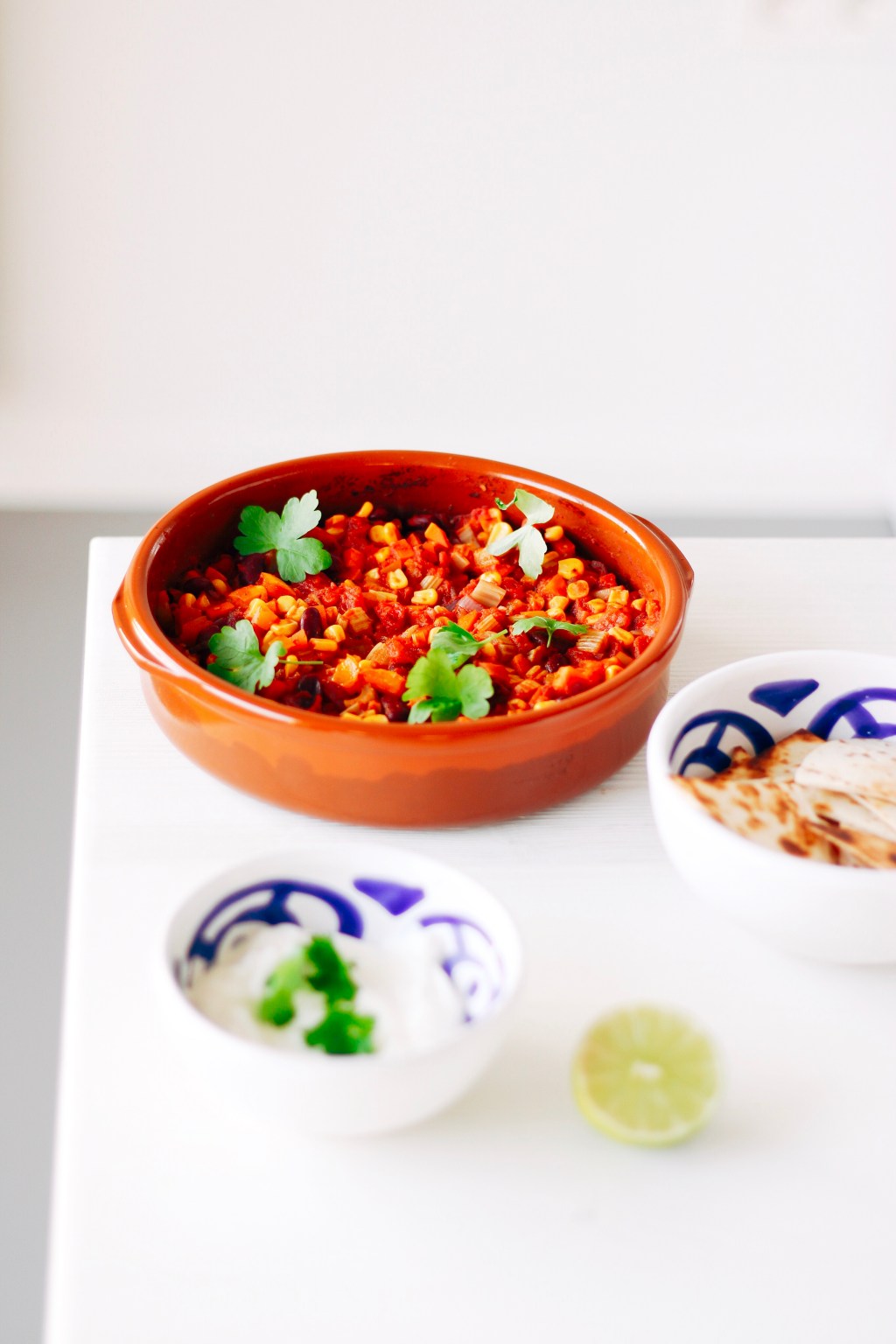 Chili sin carne uit de oven & healthy ‘nachos’