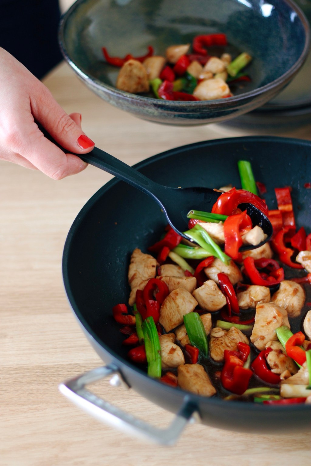 Wok met kip, gember, paprika &&nbsp;lente-ui