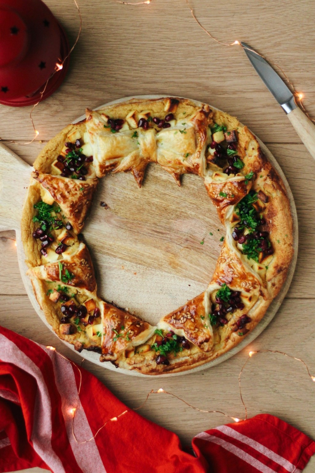 Hartige krans met hummus, haloumi & granaatappelpitjes&nbsp;